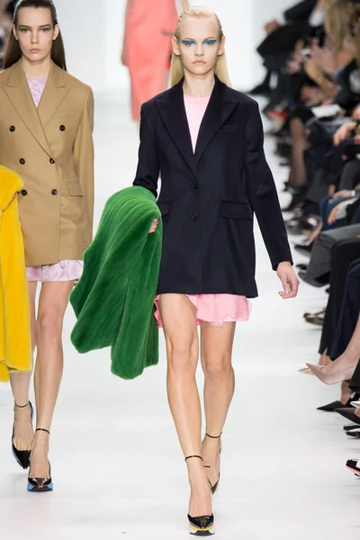Look 16